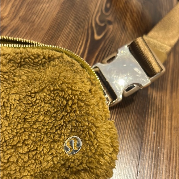 Lululemon Sherpa Belt Bag - Picture 3 of 11